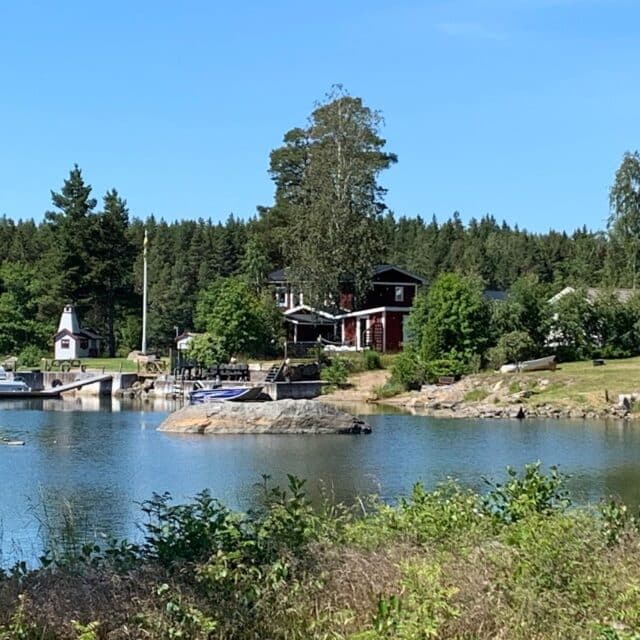 Cottage By The Water With Boat Dock And Motorboats